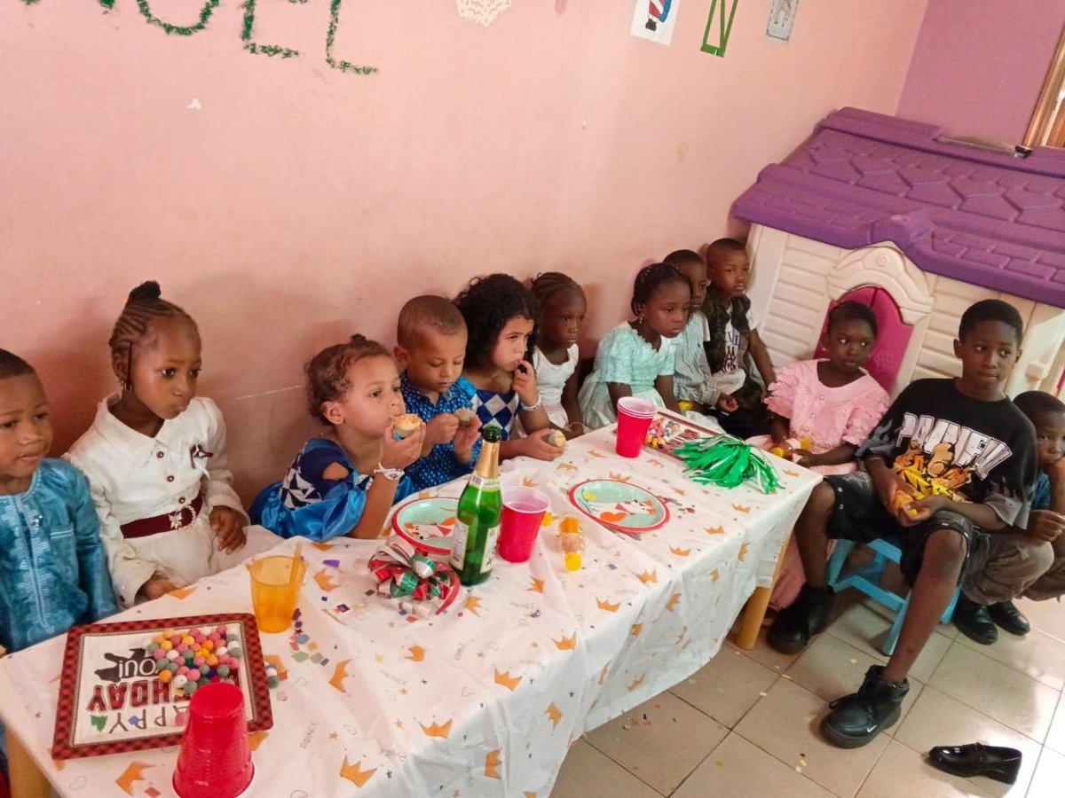 Enfants assis autour d'une table avec du matériel d'art et de bricolage au Complexe Rokia Traoré
