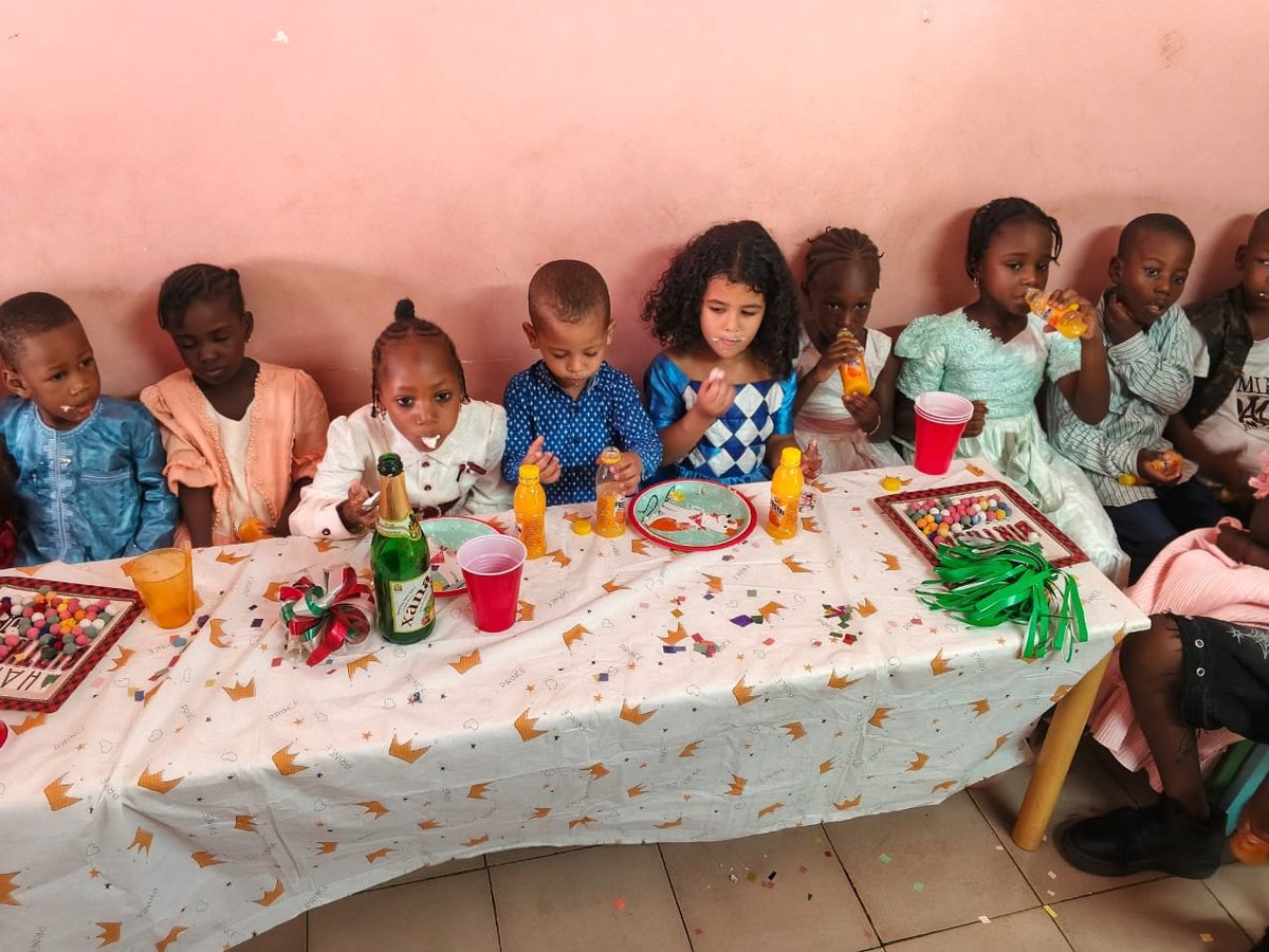 Groupe d'enfants attablés à une fête d'anniversaire — Complexe Rokia Traoré