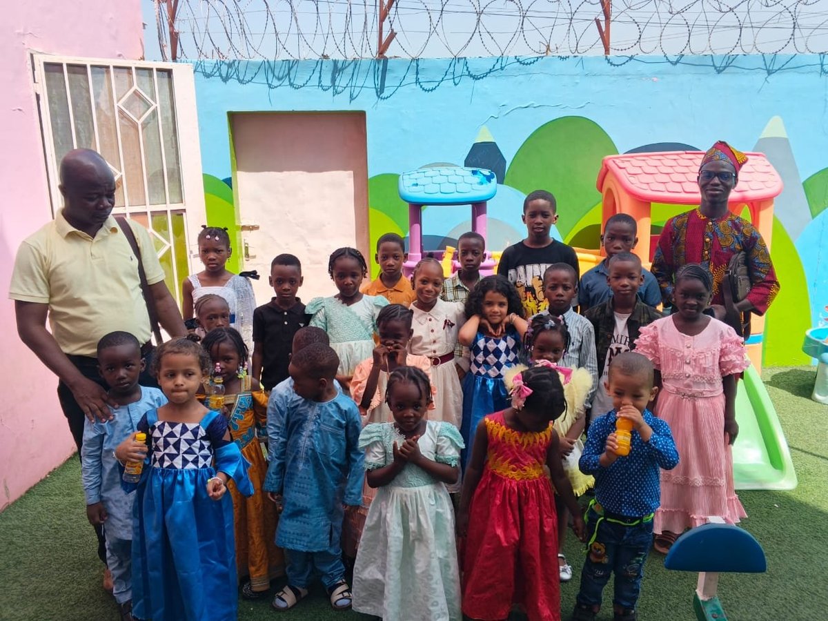 Photo de groupe d'enfants avec leurs parents et éducatrices devant le Complexe scolaire Rokia Traoré à Samanko II