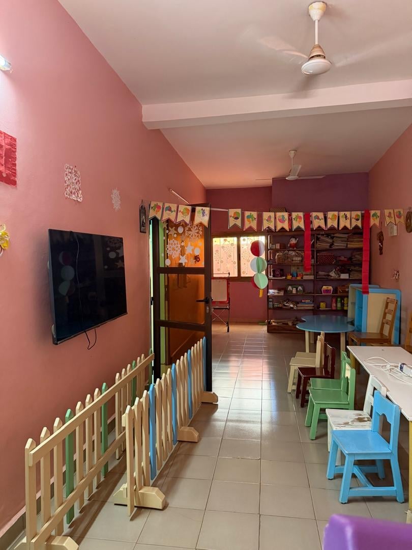 Salle de la crèche avec portillon en bois et mobilier adapté — Complexe Rokia Traoré