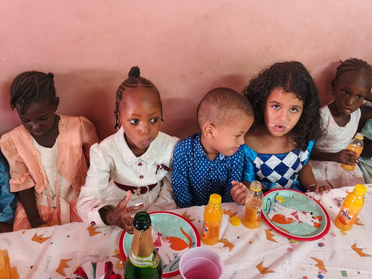 Cinq enfants attablés lors d'un repas festif au Complexe Rokia Traoré
